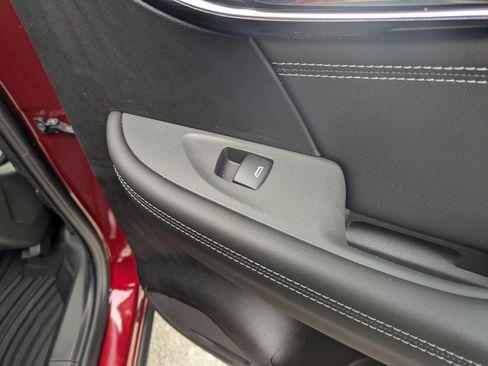 Used 2023 Buick Envision Essence image 32