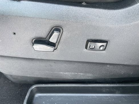 Used 2014 Chrysler Town & Country Touring image 19