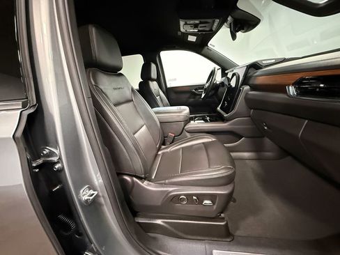 Used 2025 GMC Yukon XL Denali AWD/4WD image 13