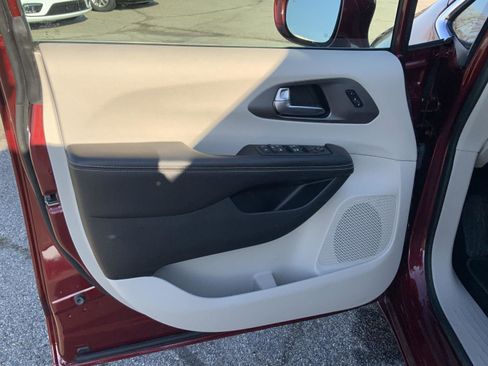 Used 2022 Chrysler Pacifica Touring-L image 21