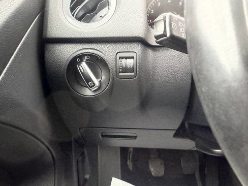 Used 2013 Volkswagen Tiguan S image 29