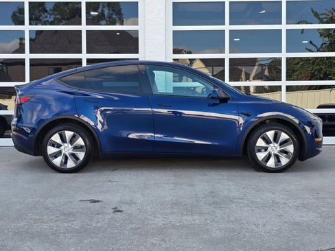 Used 2024 Tesla Model Y Long Range AWD/4WD image 3