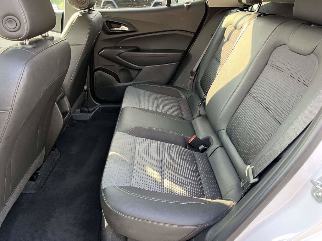 Used 2025 Chevrolet Trax LT FWD image 19