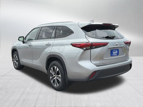 Used 2022 Toyota Highlander XLE AWD/4WD image 5