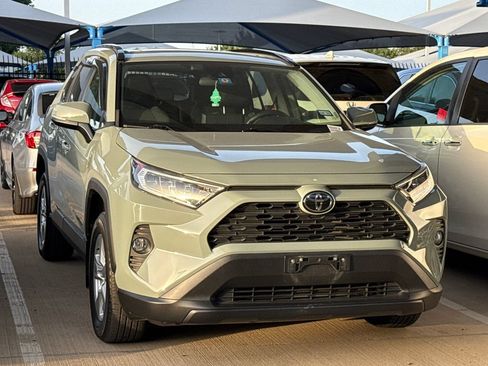 Used 2020 Toyota RAV4 XLE w/ Convenience Package FWD image 3