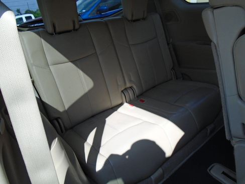 Used 2014 Nissan Pathfinder Platinum FWD image 12