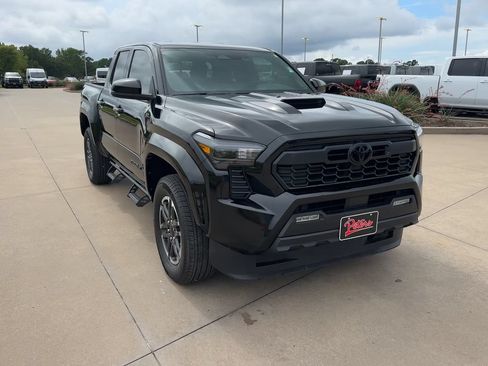 Used 2025 Toyota Tacoma TRD Sport w/ TRD Sport Upgrade Package RWD image 2