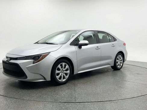 Used 2025 Toyota Corolla LE FWD image 3