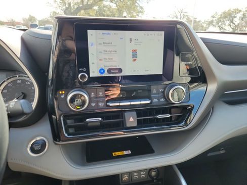 Used 2024 Toyota Highlander XLE image 22