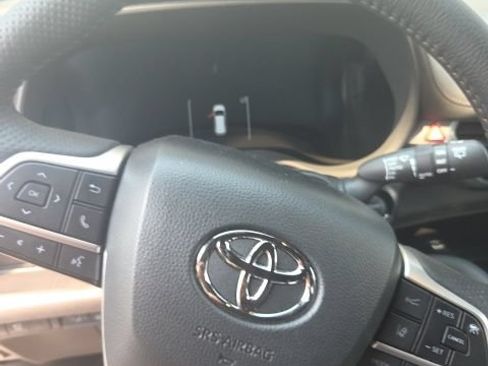 Used 2025 Toyota Sienna Platinum AWD/4WD image 20