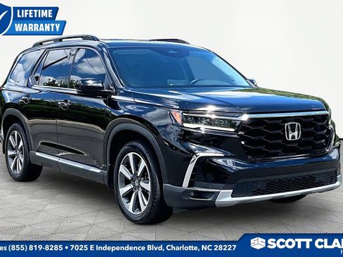 Used 2025 Honda Pilot Touring image 1