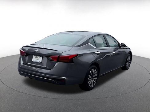 Used 2025 Nissan Altima 2.5 SV FWD image 14