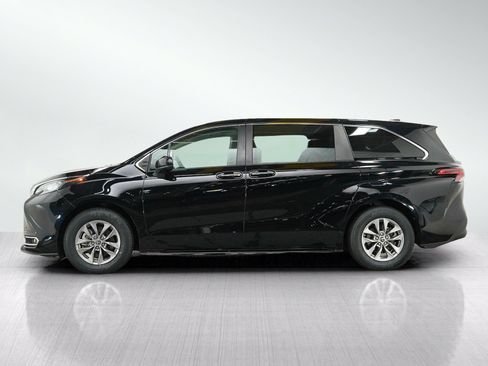 Used 2022 Toyota Sienna XLE AWD/4WD image 2