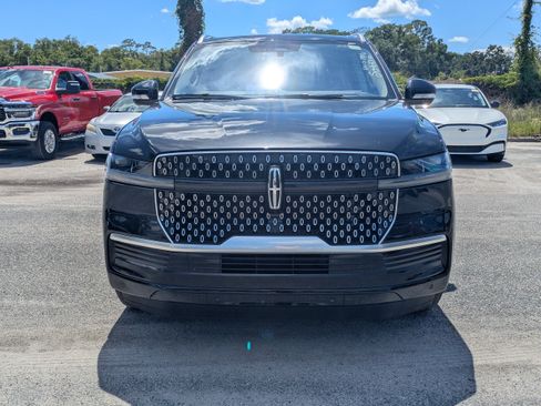Used 2025 Lincoln Navigator Reserve AWD/4WD image 9