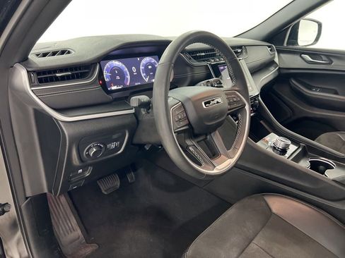 Used 2025 Jeep Grand Cherokee Altitude image 9