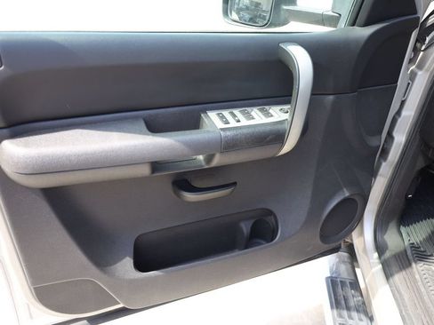 Used 2009 Chevrolet Silverado 2500 LT w/ Interior Plus Package AWD/4WD image 10