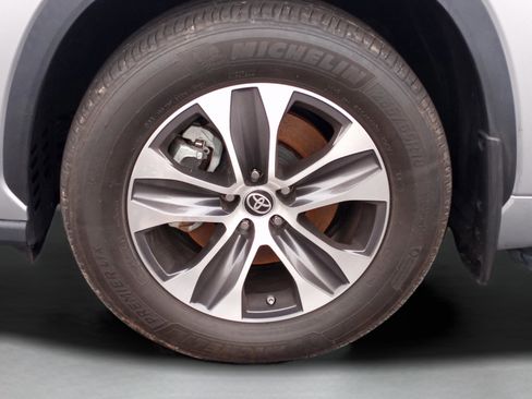 Used 2023 Toyota Highlander XLE image 9