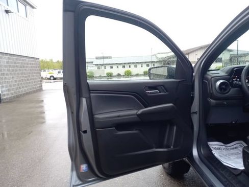 Used 2025 Chevrolet Colorado LT RWD image 12