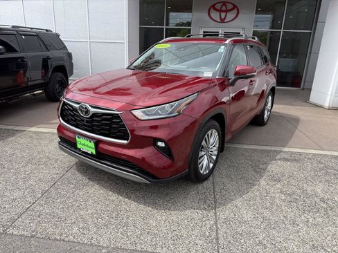 Used 2023 Toyota Highlander Platinum AWD/4WD image 2