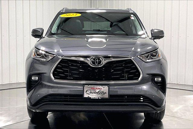 Used 2023 Toyota Highlander Limited AWD/4WD image 2