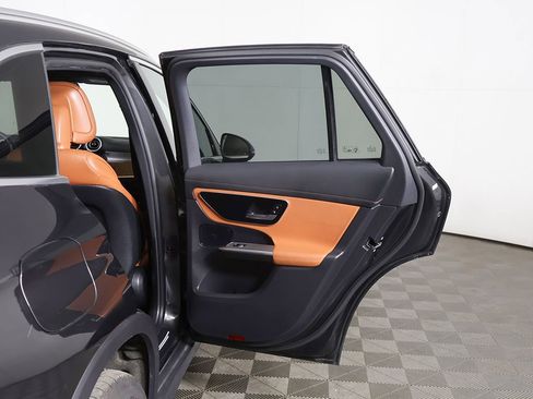 Used 2025 Mercedes-Benz GLC 300 4MATIC image 23