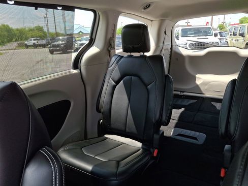 Used 2024 Chrysler Pacifica Touring-L FWD image 19