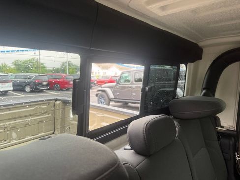 Used 2020 Jeep Gladiator Overland AWD/4WD image 60