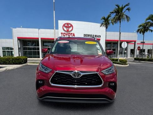 Certified 2025 Toyota Highlander Limited FWD image 2