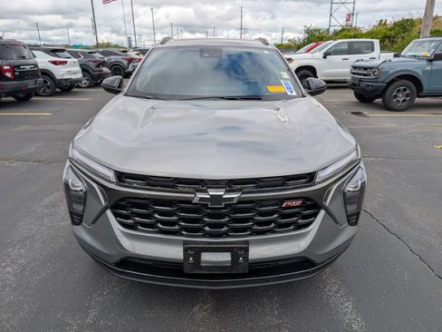 Used 2024 Chevrolet Trax RS w/ Sunroof Package FWD image 2