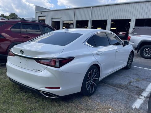 Used 2024 Lexus ES 350 w/ Premium Package FWD image 2