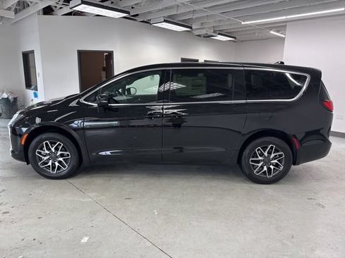 New 2027 Chrysler Pacifica Limited AWD/4WD image 4