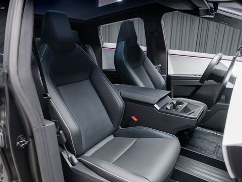 Used 2024 Tesla Cybertruck AWD Crew Cab image 43