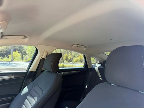 Used 2019 Ford Fusion SE image 12