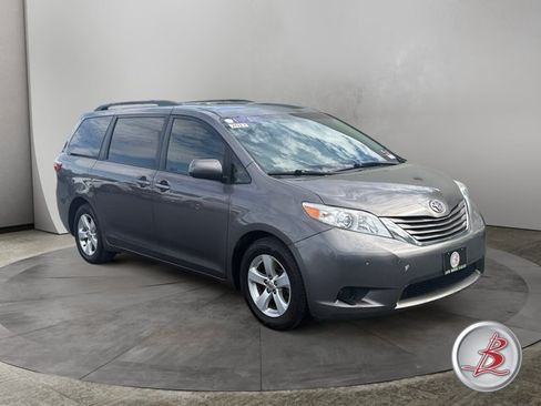 Used 2017 Toyota Sienna LE FWD image 1
