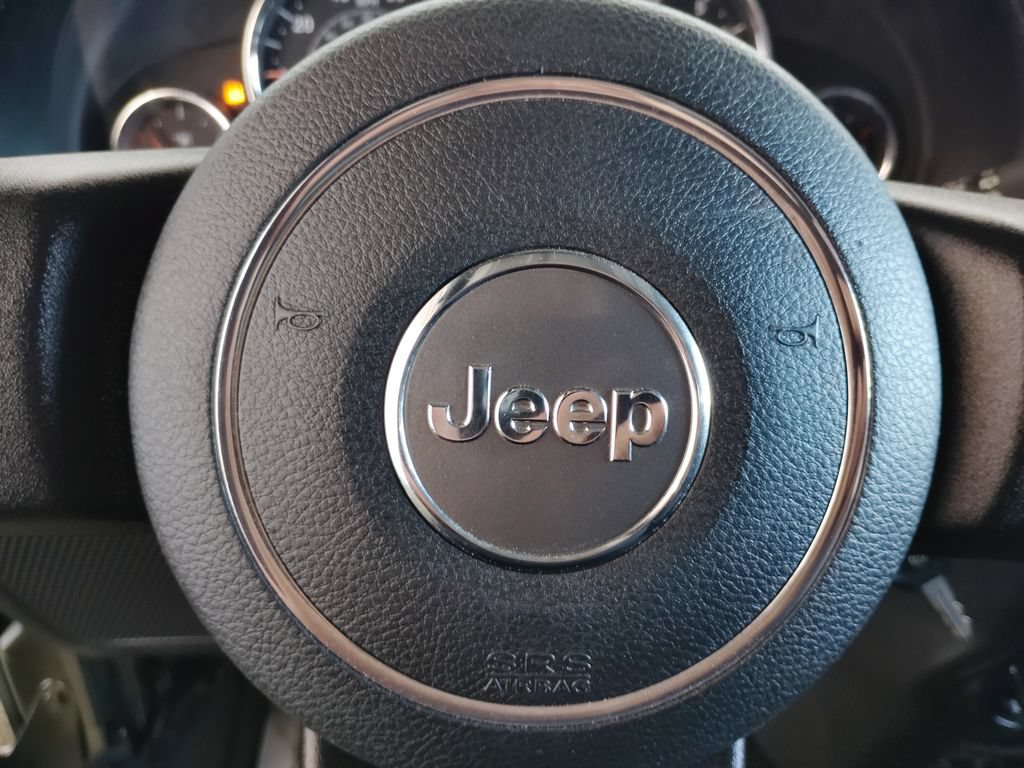 Used 2015 Jeep Wrangler Unlimited Rubicon w/ Connectivity Group AWD/4WD image 26
