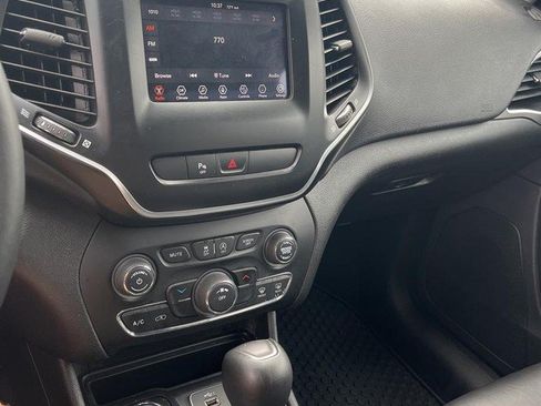 Used 2019 Jeep Cherokee Latitude Plus w/ Cold Weather Group AWD/4WD image 10