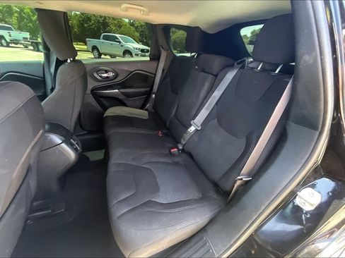 Used 2020 Jeep Cherokee Latitude FWD image 25