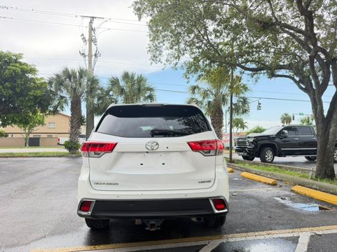 Used 2019 Toyota Highlander Limited Platinum FWD image 4