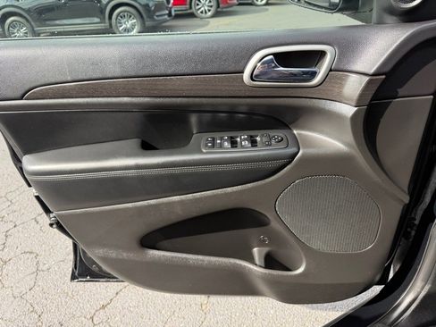 Used 2018 Jeep Grand Cherokee Laredo image 25