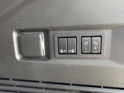 Used 2023 Chevrolet Tahoe High Country AWD/4WD image 32