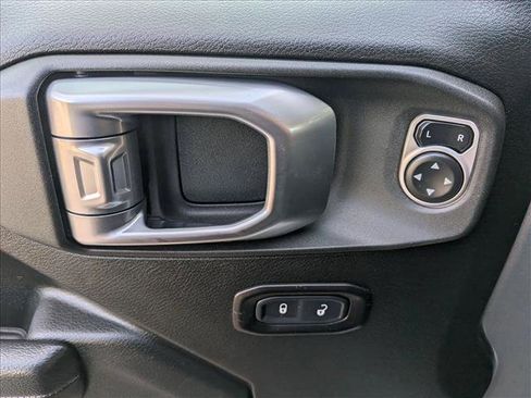 Used 2018 Jeep Wrangler Rubicon w/ Cold Weather Group image 15