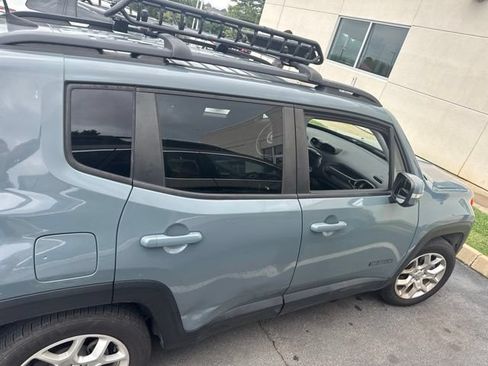 Used 2018 Jeep Renegade Altitude FWD image 3