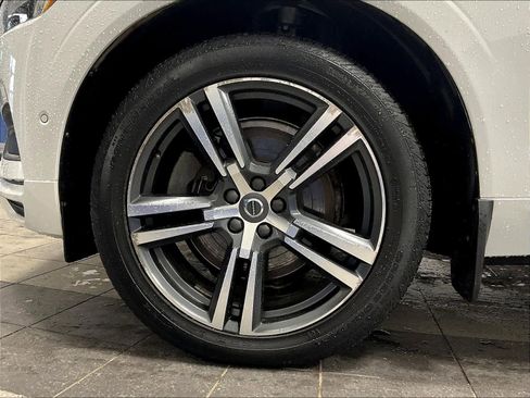 Used 2019 Volvo XC60 T6 Momentum w/ Multimedia Package image 7
