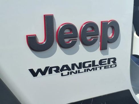 Used 2022 Jeep Wrangler Unlimited Rubicon w/ Xtreme Recon 35" Tire Package AWD/4WD image 17