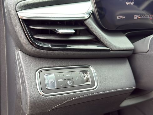 Used 2025 Buick Enclave Preferred AWD/4WD image 13