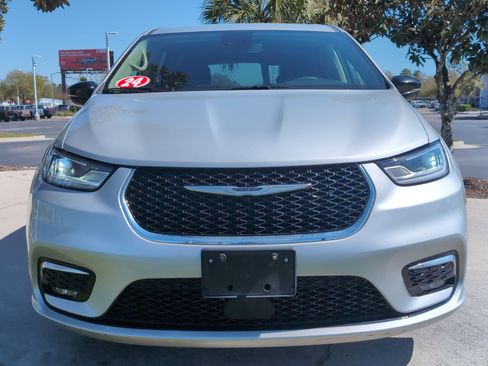 Used 2024 Chrysler Pacifica Touring-L image 3