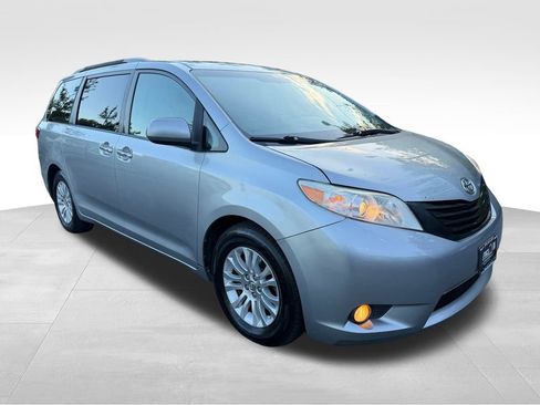 Used 2015 Toyota Sienna XLE w/ XLE Navigation Package FWD image 10