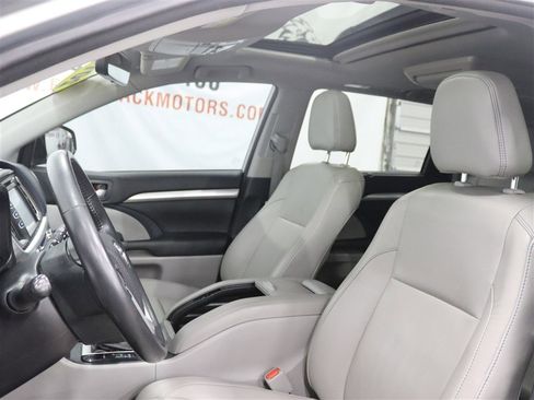 Used 2018 Toyota Highlander XLE AWD/4WD image 13