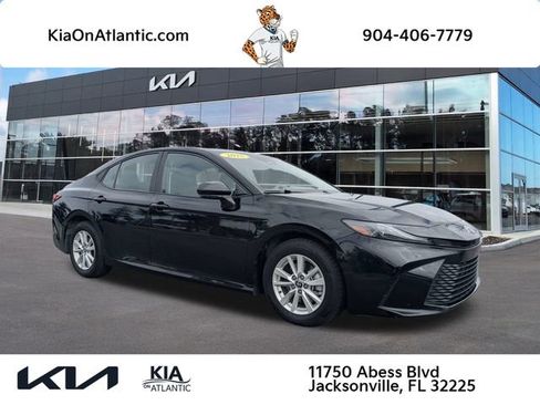 Used 2025 Toyota Camry LE image 1