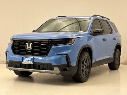 Used 2025 Honda Pilot TrailSport image 2